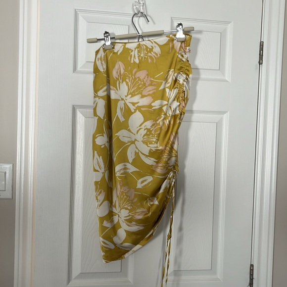 Marciano yellow, white, and pink two piece skirt and crop top - Picture 2 of 4